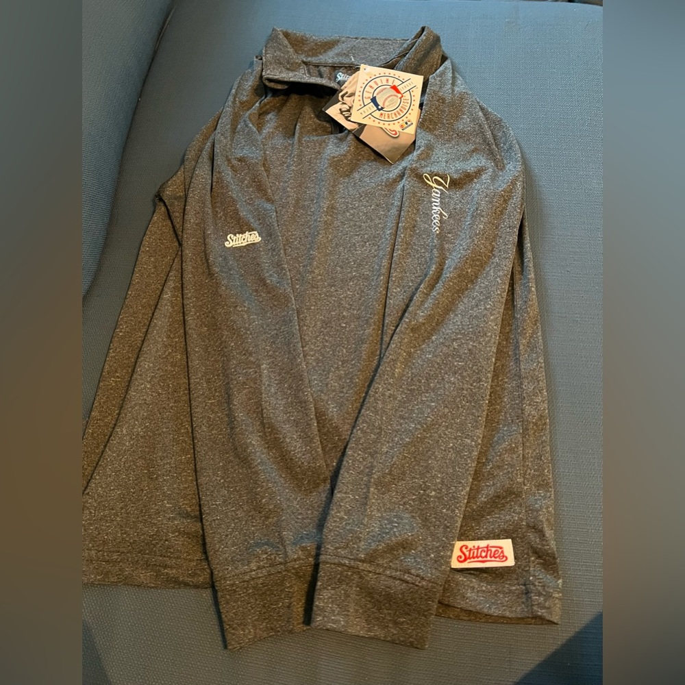 NWT stitches Yankees pull over